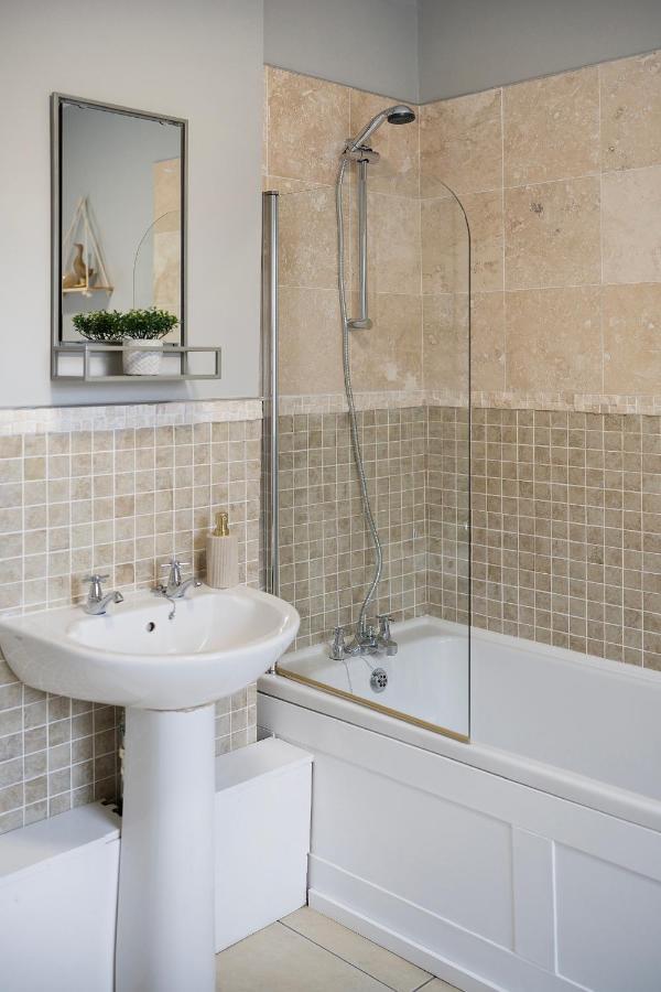 1 Bed House, Free Parking, 15 Minutes From Cheltenham Races Gloucester Extérieur photo