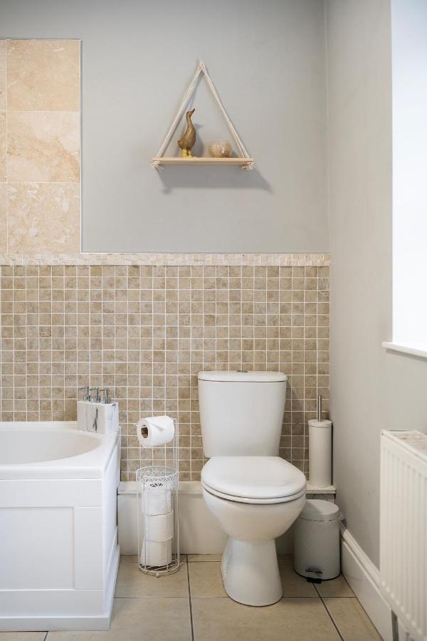 1 Bed House, Free Parking, 15 Minutes From Cheltenham Races Gloucester Extérieur photo