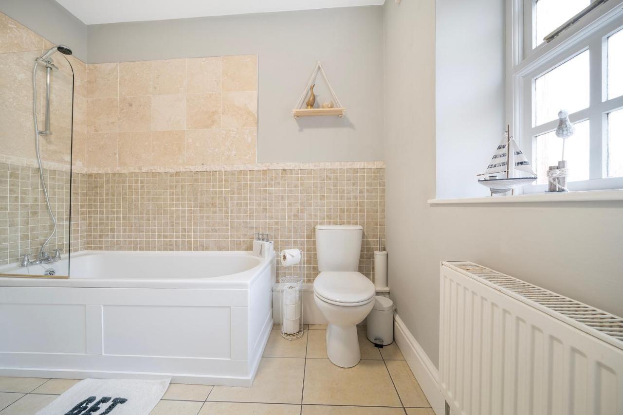 1 Bed House, Free Parking, 15 Minutes From Cheltenham Races Gloucester Extérieur photo